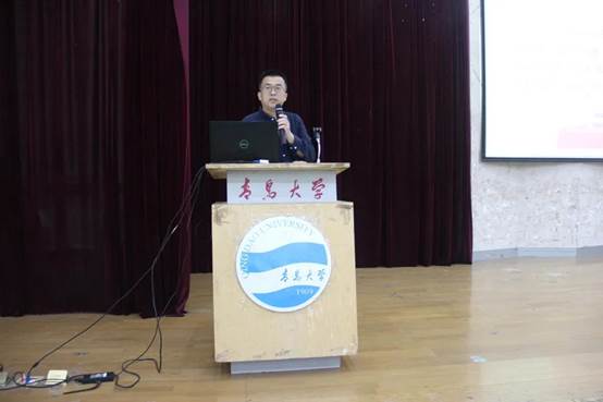 图片包含 室内, 桌子, 房间, 男人 描述已自动生成